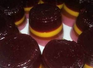 Una foto de Gelatina de frambuesa pudin de vainilla y leche