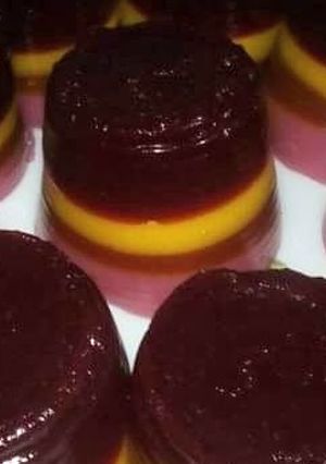Una foto de Gelatina de frambuesa pudin de vainilla y leche