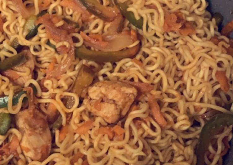 اندومي بالدجاج والخضار 🥡