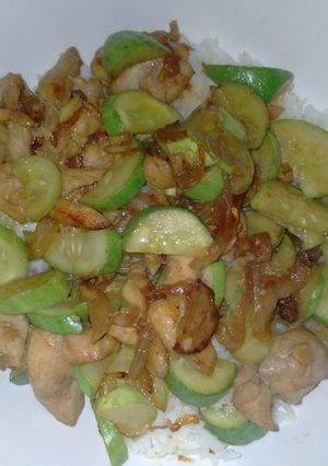 รูปของ ไก่ผัดซีอิ๊วดำใส่แตงกวาราดข้าว|Stir-fried Chicken with Dark Soy Sauce and Cucumber Served with Steamed Rice