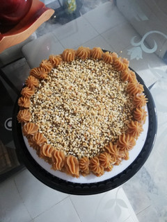 Una foto de Torta de naranja cubierta con Arequipa y maní