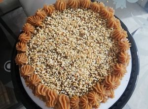 Una foto de Torta de naranja cubierta con Arequipa y maní