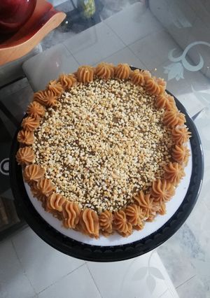 Una foto de Torta de naranja cubierta con Arequipa y maní