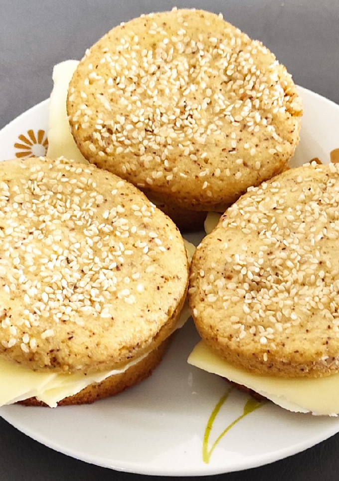 Una foto de Tortugas con sésamo y queso de sandwiche