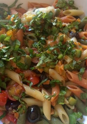 Una foto de Penne tricolor con hortalizas
