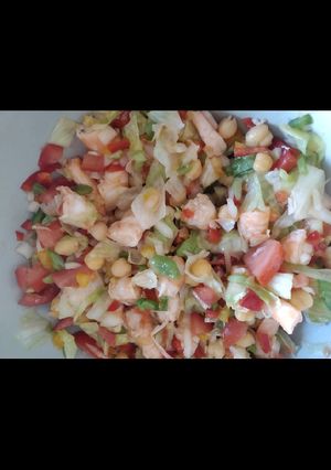 Una foto de Ensalada de garbanzos con vinagreta y langostino cocido