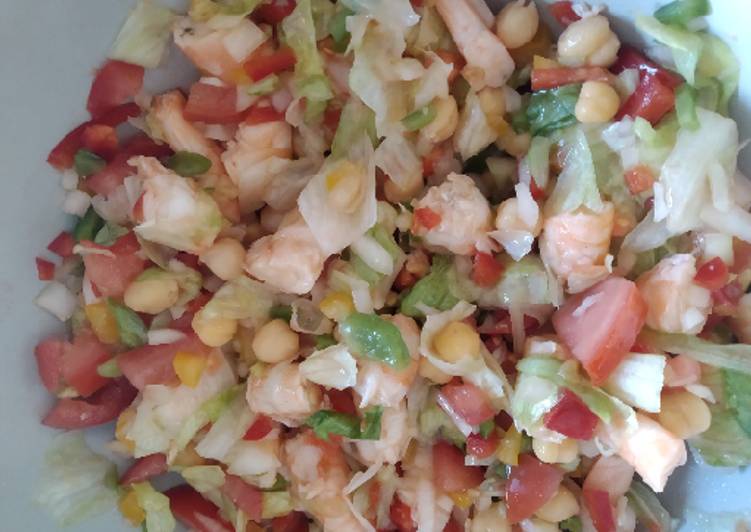Ensalada de garbanzos con vinagreta y langostino cocido