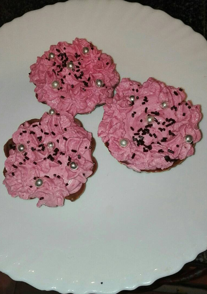Una foto de Mousse de fresa natural en cesta de chocolate