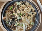 Une photo de bouillon asiatique