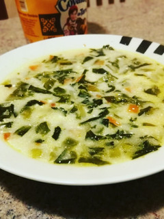 Una foto de Sopa de lechuga con bacon y nata