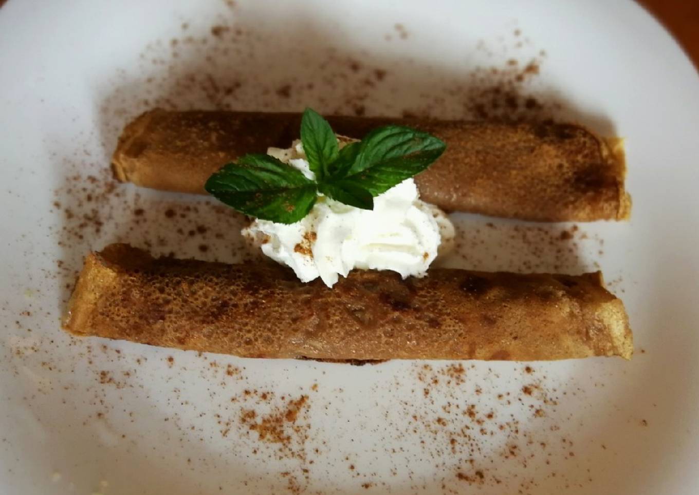 Crepes de algarroba con mermelada de plátano