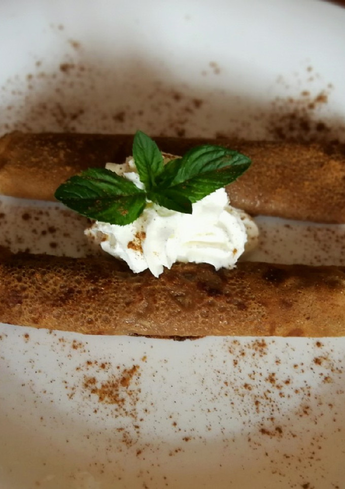 Una foto de Crepes de algarroba con mermelada de plátano