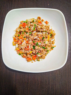 Una foto de Ensalada de Atún con cebolla, tómate y Cilantro
