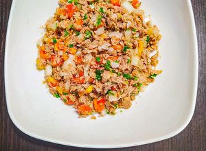 Una foto de Ensalada de Atún con cebolla, tómate y Cilantro