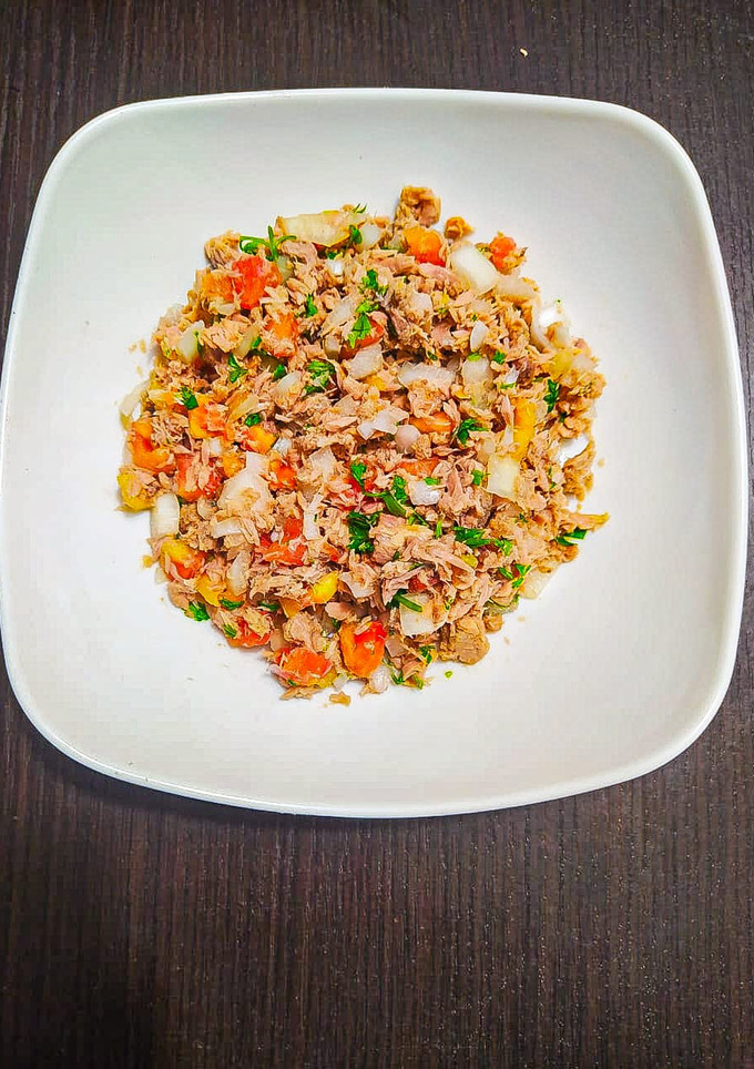 Una foto de Ensalada de Atún con cebolla, tómate y Cilantro