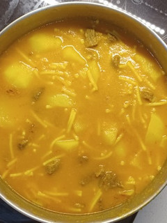 Una foto de Estofado de ternera con fideos y patatas