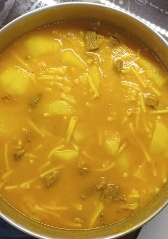 Una foto de Estofado de ternera con fideos y patatas