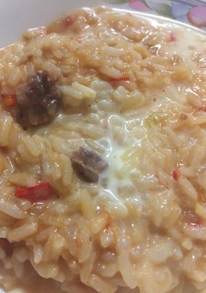 Una foto de Guiso de arroz con cubitos de carne