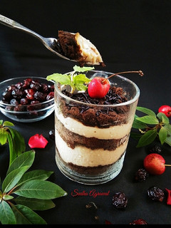 कस्टर्ड चॉकलेट मूस (Custard Chocolate mousse recipe in Hindi) रेसिपी मुख्य फोटो