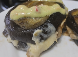 Una foto de Sandwich de berenjena, pollo bbq y queso🧀🌯🥙🍆