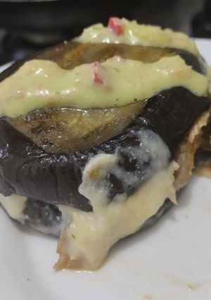 Una foto de Sandwich de berenjena, pollo bbq y queso🧀🌯🥙🍆