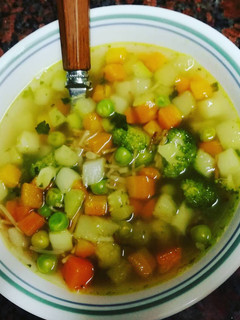 صورة لوصفة شوربة الخضار و البروكلي بالشعيرية 🍵