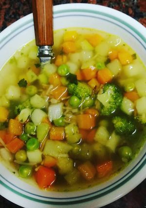 صورة لوصفة شوربة الخضار و البروكلي بالشعيرية 🍵