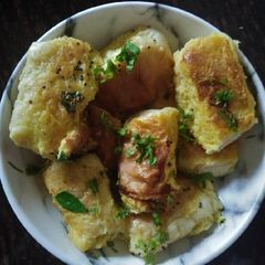 A picture of Curd coated pav.