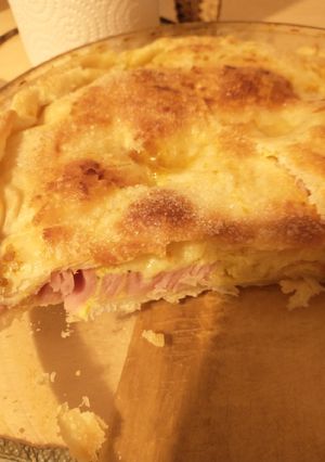Una foto de Tarta exprés de jamón y queso bien doradita y altita🤤👌