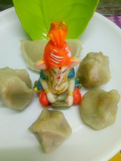 தேங்காய் பூரண கொழுக்கட்டை (Thenkaai poorana kolukattai recipe in tamil) செய்முறை முக்கிய புகைப்படம்