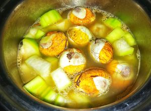 Hình của món Bầu um hột vịt lộn.