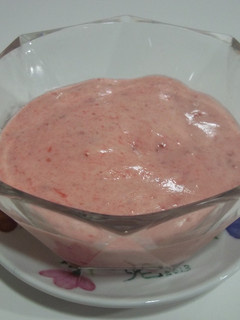 Una foto de Mousse de fresas sencillo