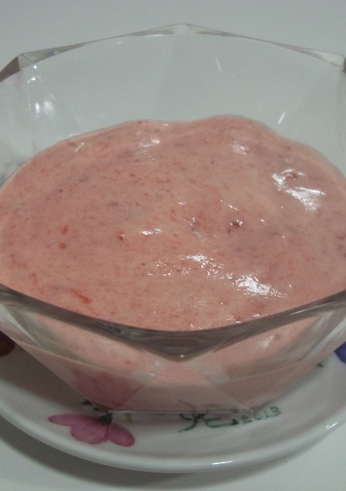 Una foto de Mousse de fresas sencillo