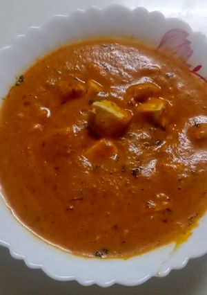 A picture of Paneer makhni gravy.