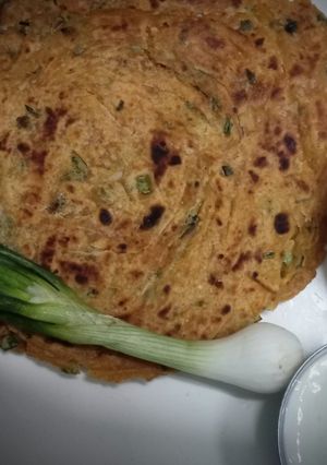 हिरव्या पातीचा पराठा (hirwya paticha paratha recipe in marathi) रेसिपी चे मुख्य फोटो 