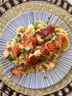 Una foto de Brochetas de salmón rápidas con arroz, también express!