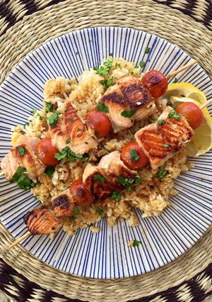 Foto principal de Brochetas de salmón rápidas con arroz, también express!