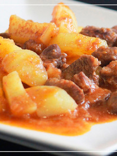 Una foto de Carne de ternera en salsa con patatas