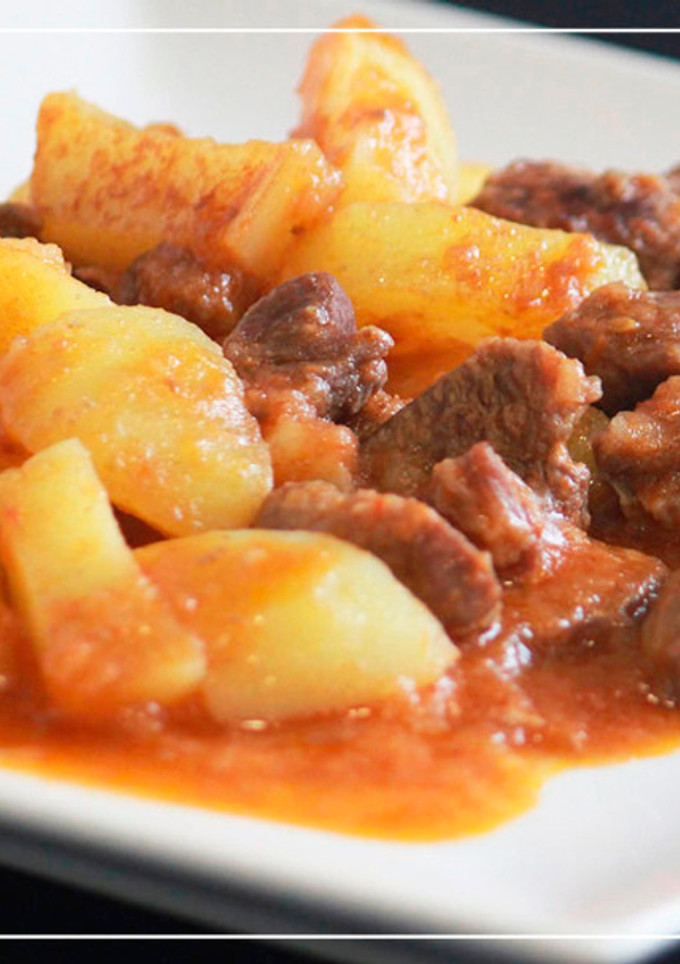 Una foto de Carne de ternera en salsa con patatas