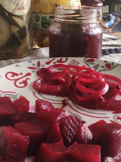 Una foto de Encurtidos veganos: remolacha y cebolla