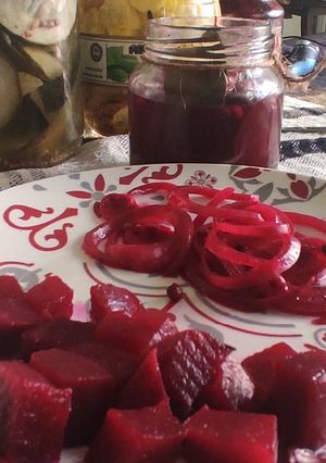 Una foto de Encurtidos veganos: remolacha y cebolla