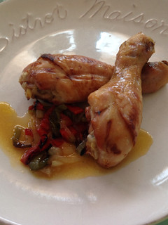 Una foto de Muslitos de pollo con pimientos