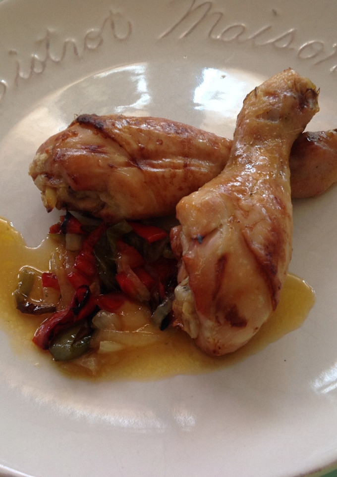 Una foto de Muslitos de pollo con pimientos