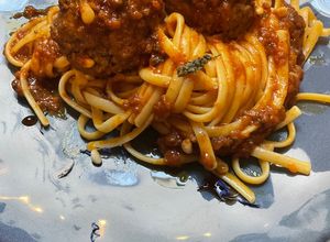 Une photo de 🍝Pasta 🧄🌶️boulettes 🥩linguine🍜