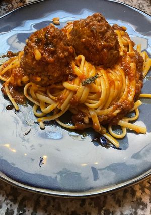 Une photo de 🍝Pasta 🧄🌶️boulettes 🥩linguine🍜