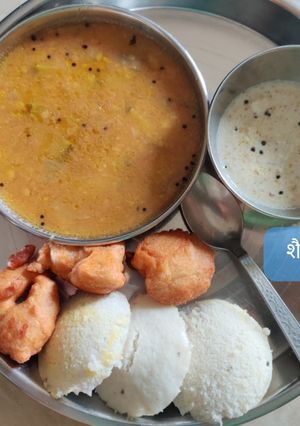 वडा सांभर के साथ इडली चटनी (Vada sambar ke sath idli chutney recipe in Hindi) रेसिपी मुख्य फोटो