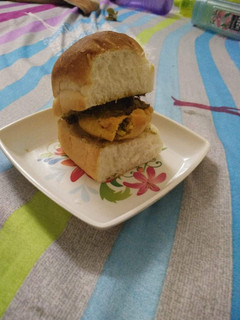 A picture of Bombay famous bda pav.