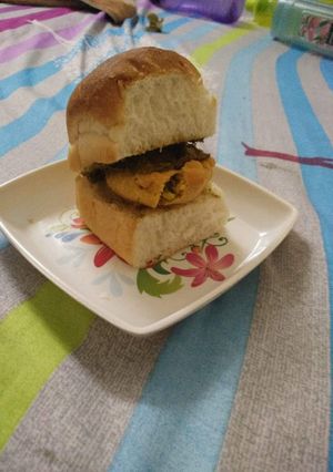 A picture of Bombay famous bda pav.