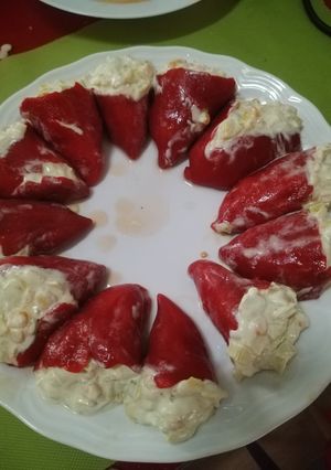 Una foto de Pimientos del piquillo rellenos de ensalada de puerros