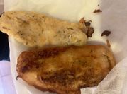 Una foto de pescado frito adobado